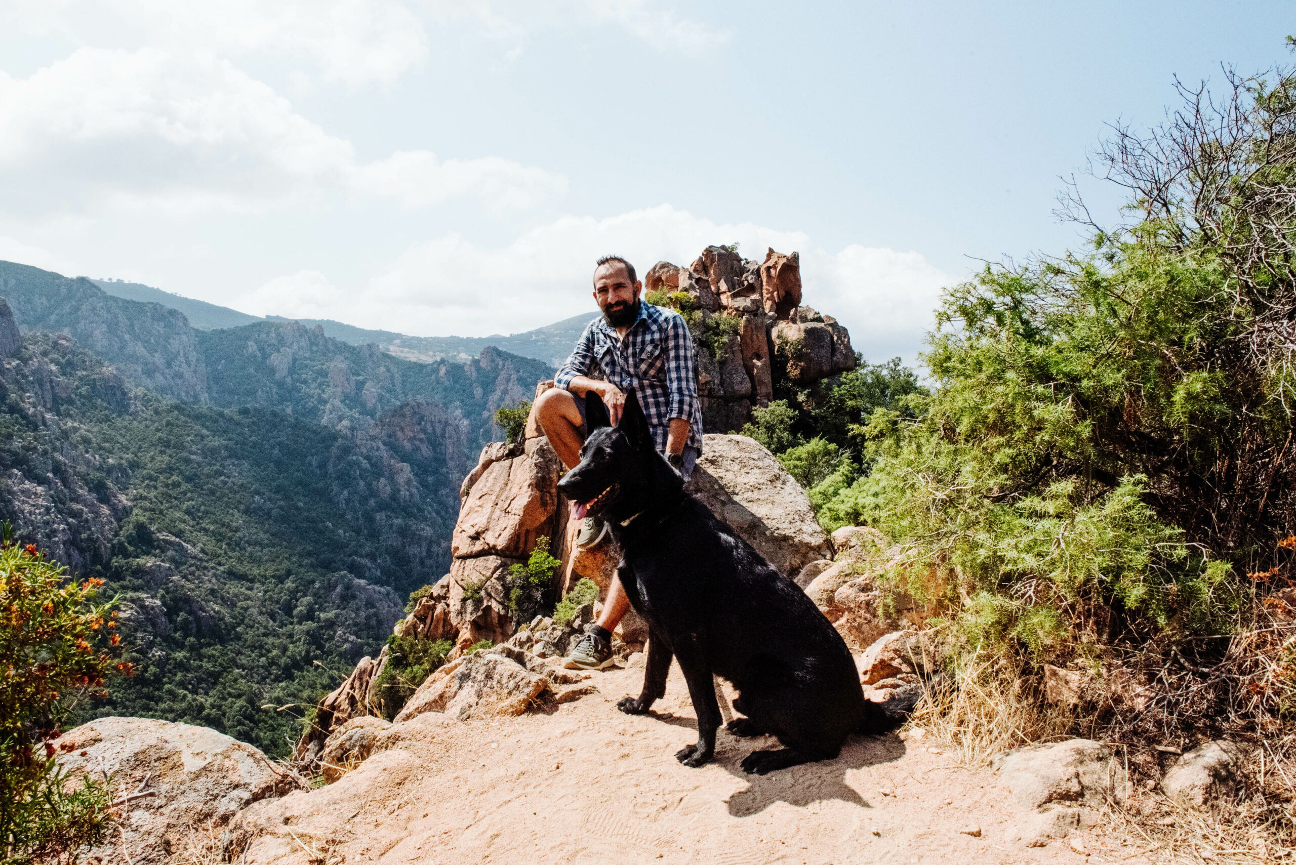 Calanche-Korsika Alaa und Hund Ryok in den Calanche auf Korsika